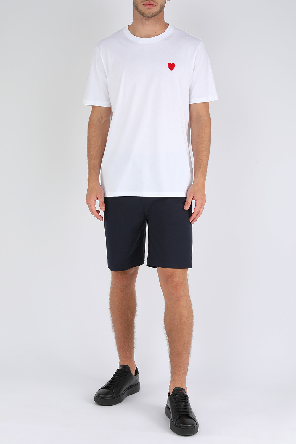 חולצת טי לבנה עם לוגו פאץ' לב אדום